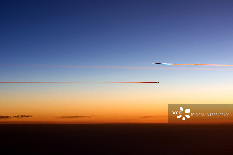 3万英尺高空飞行的飞机图片素材