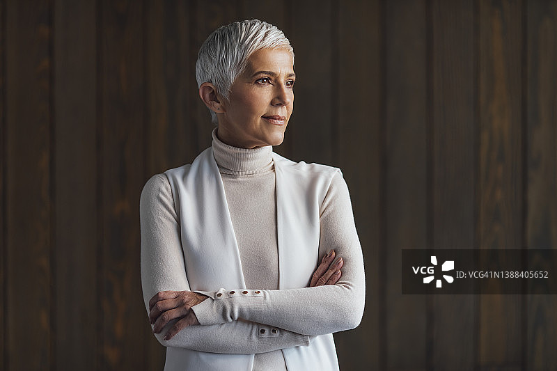 穿白衣的自信资深女建筑师肖像图片素材