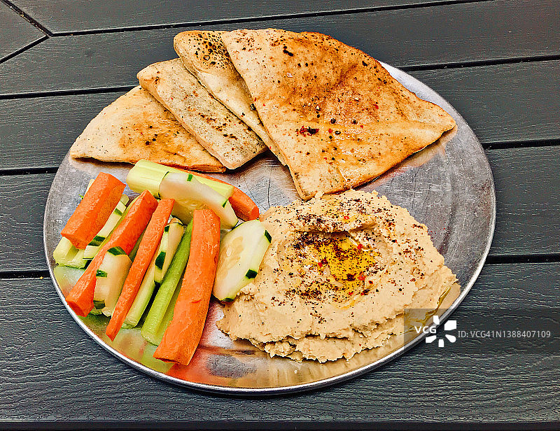 美味的鹰嘴豆泥拼盘配蔬菜和皮塔饼图片素材