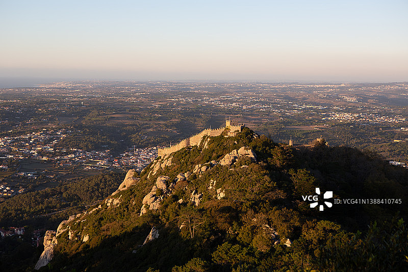 阳光下森林山顶上的摩尔人城堡（Castelo dos Mouros）的防御墙鸟瞰图片素材