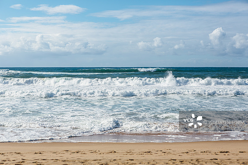 葡萄牙金肖海滩的沙滩与海浪和碧绿的海水图片素材