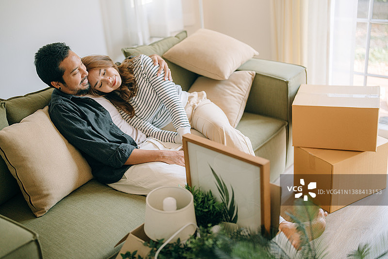 亚洲夫妇搬进新家图片素材