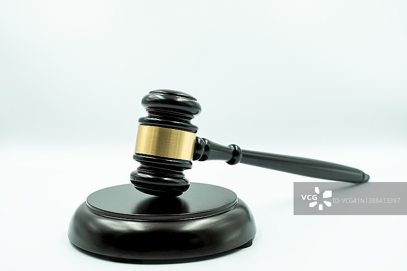 白色工作场所上孤立的木槌，律师咨询概念图片素材