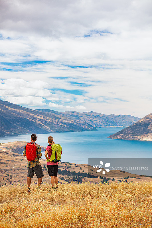 在南岛徒步旅行的探险情侣图片素材