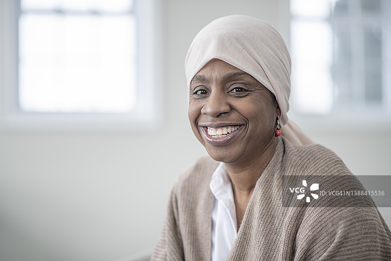 与癌症抗争的非洲妇女图片素材