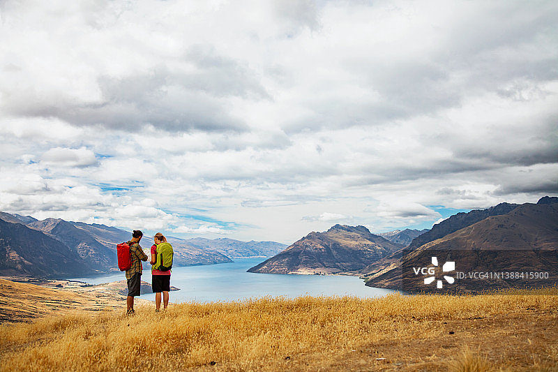 在南岛徒步旅行的探险情侣图片素材