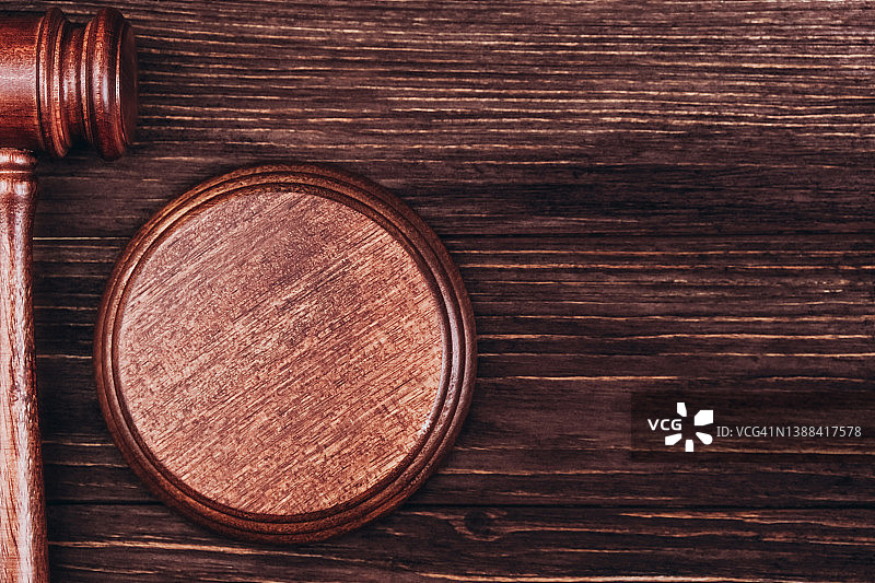 木质背景上的半个棕色木槌，留有文本空间图片素材