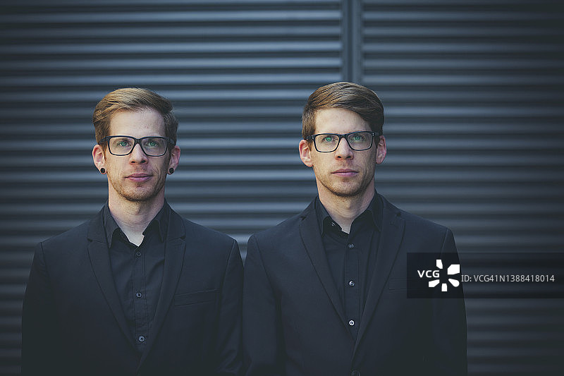 站在一起的双胞胎兄弟图片素材