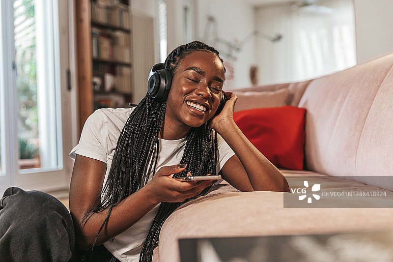 女人听音乐图片素材