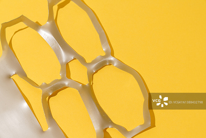 黄色背景上的塑料环 - 六罐装提环图片素材