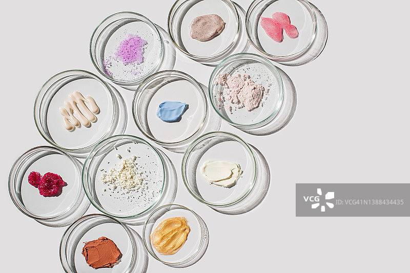 化妆品实验室研究概念：化妆品培养皿图片素材