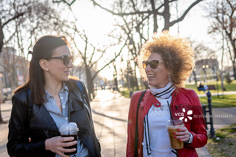 和朋友一起欢笑图片素材