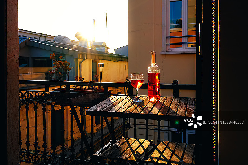 阳台老房子的桌子上的酒瓶和酒杯图片素材