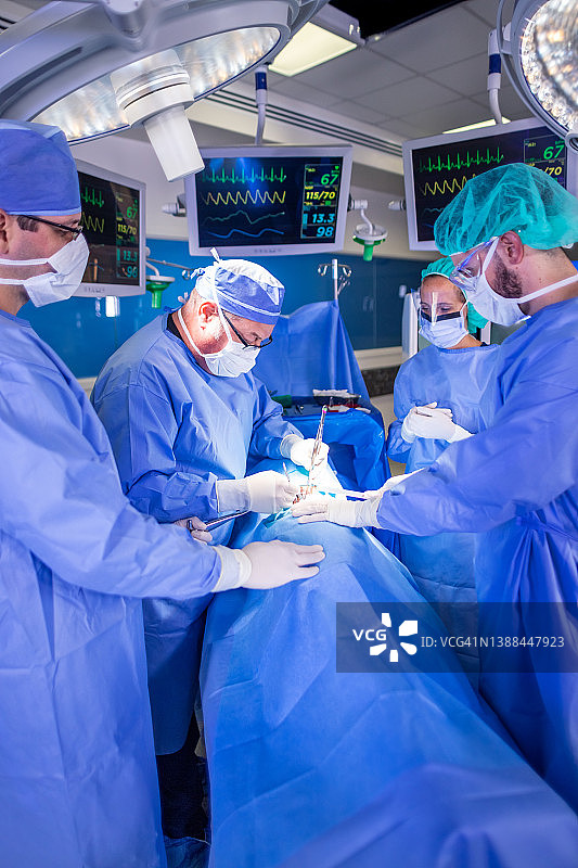 外科团队中的白人医生进行腹腔镜手术图片素材
