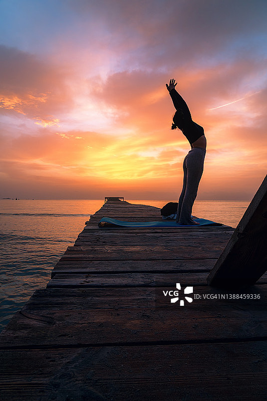 你好阳光，瑜伽，早安，码头日出，马略卡岛图片素材