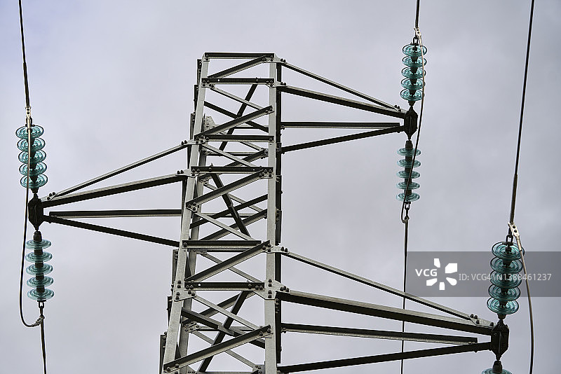 低角度拍摄的输电设备铁塔图片素材