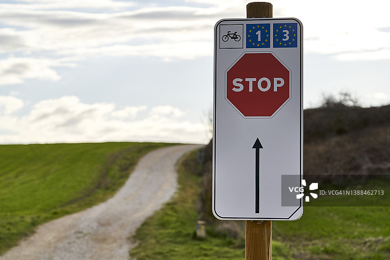 草原风景中的停车标志特写，非城市道路图片素材