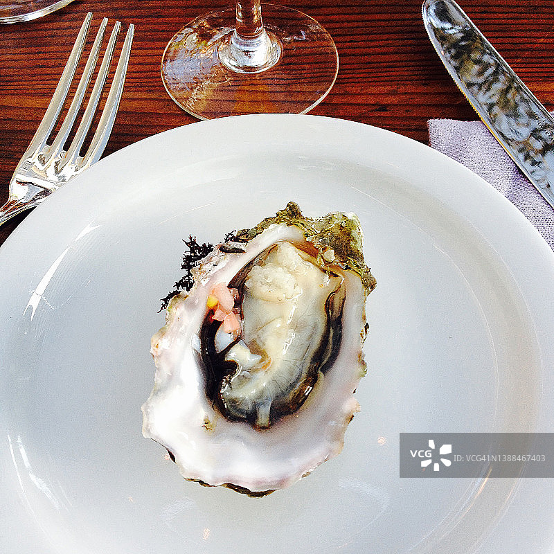 盘子上准备好的生蚝图片素材