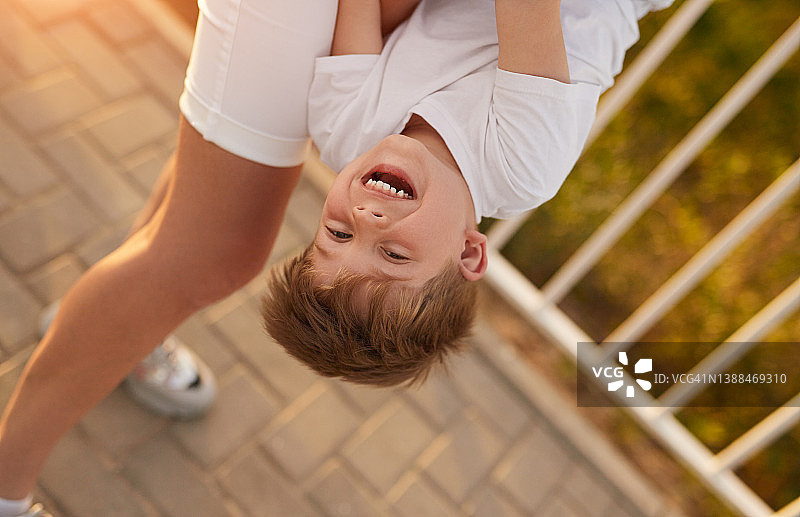 母亲在公园里和儿子玩耍图片素材