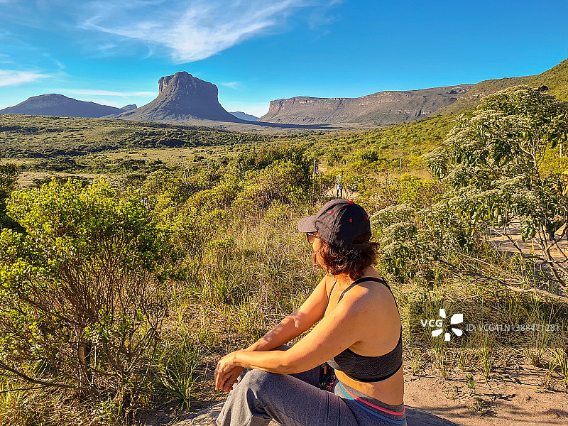 在巴伊亚卡普昂山谷欣赏自然的女人图片素材