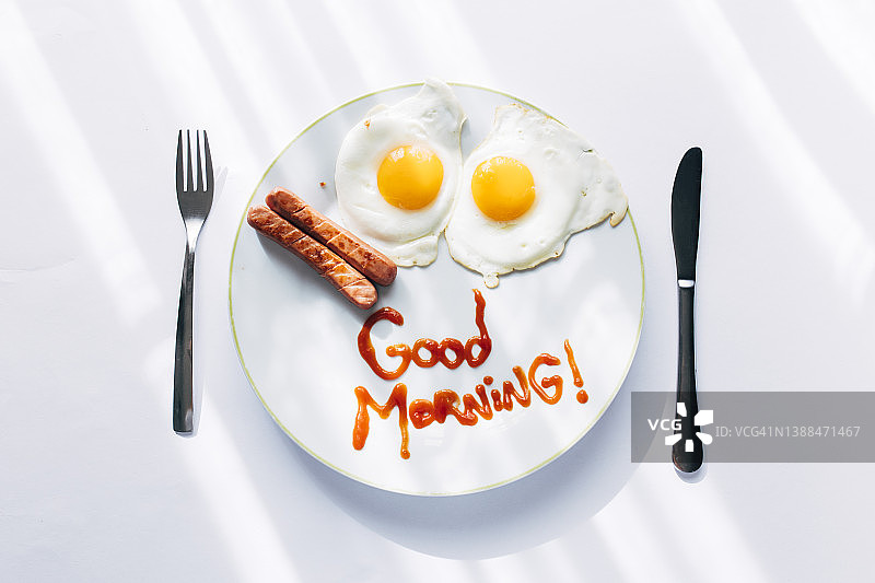 香肠煎蛋早餐盘配番茄酱图片素材