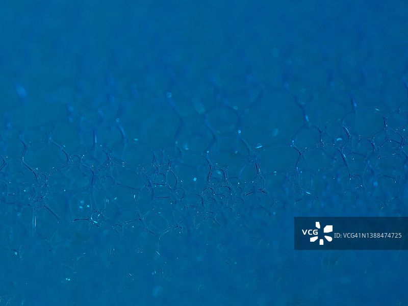 蓝色水中的肥皂泡图片素材
