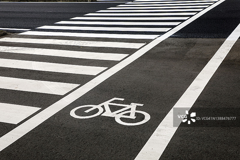 沥青道路上的斑马线和自行车道图片素材