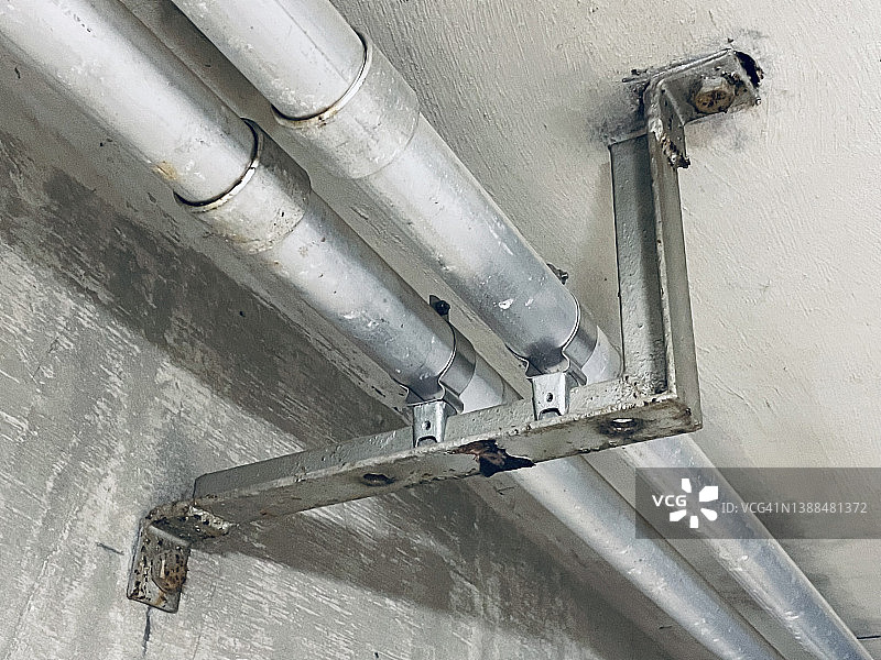支撑管道的墙壁支架图片素材