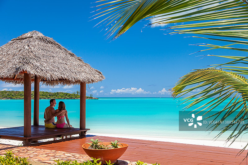 充满爱意的白人夫妇在海滩的热带房屋中图片素材