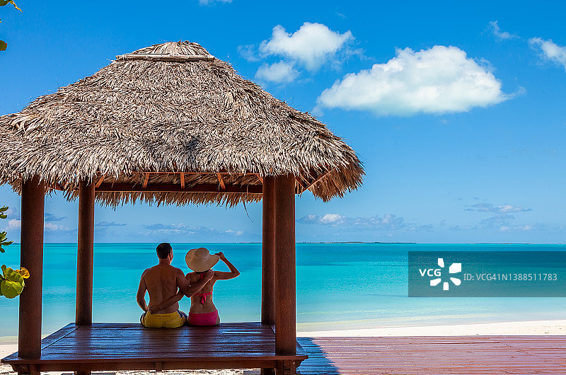 热带海滩小屋里的高加索情侣图片素材