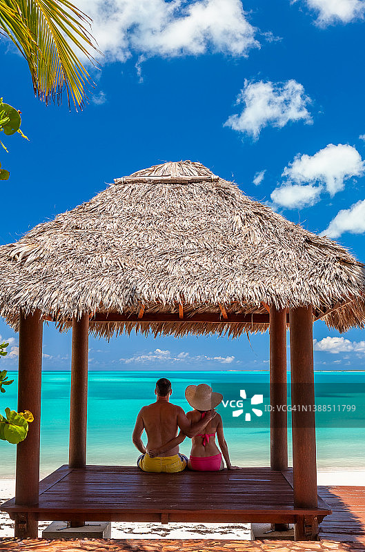 热带海滩上的白人情侣图片素材