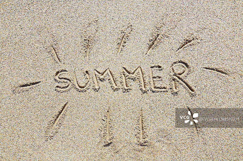 沙滩上写着“夏天”图片素材