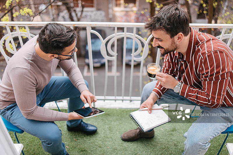 在阳台上的同事们图片素材