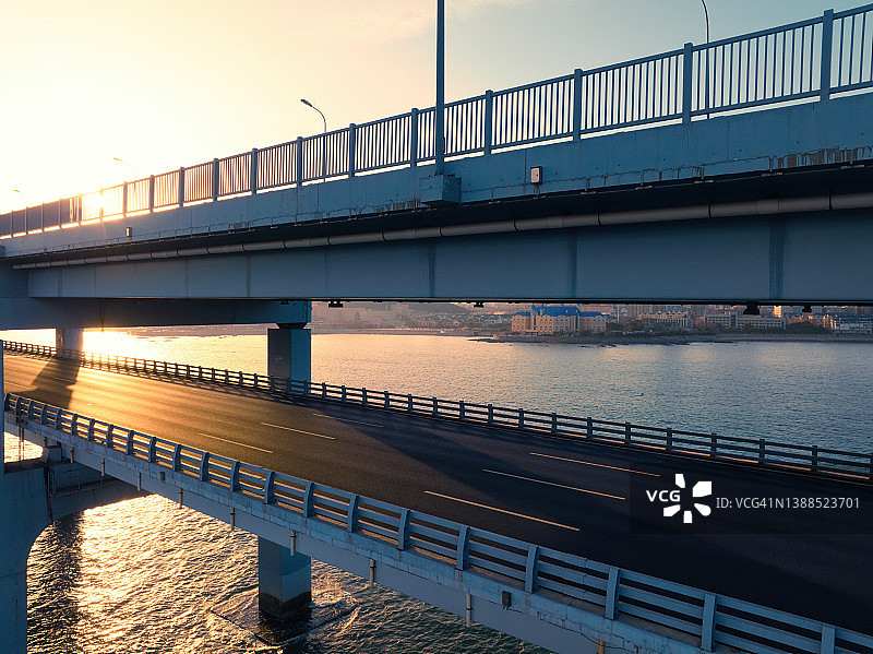 日落时分的海上大桥图片素材