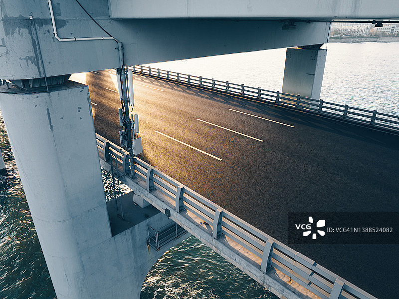 日落时分的海上大桥图片素材