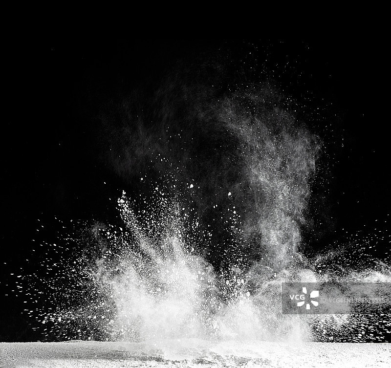 黑色背景上由灰尘和烟雾爆炸产生的冲击波图片素材