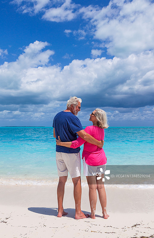 在热带海滩上无忧无虑的年长白人夫妇图片素材