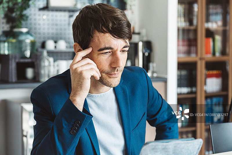 在办公室看平板电脑的商人图片素材