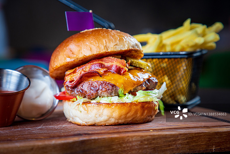 培根芝士蔬菜汉堡与炸薯条图片素材