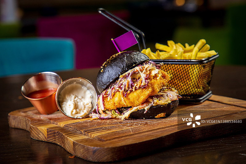炸肉汉堡配沙拉、炸薯条和酱汁图片素材