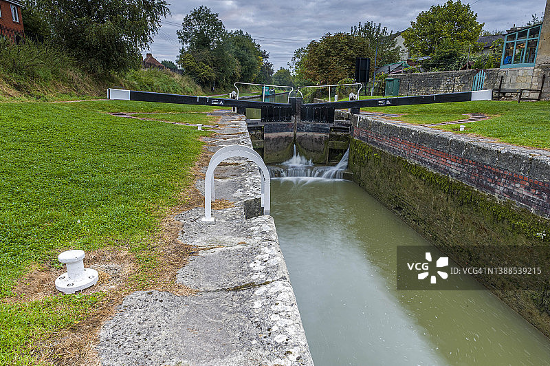 英国威尔特郡迪韦齐斯凯恩山船闸，肯尼特和埃文运河的闸门图片素材