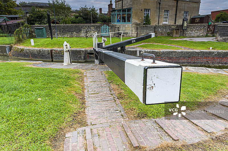 英国威尔特郡迪韦齐斯凯恩山船闸，肯尼特和埃文运河的闸门图片素材