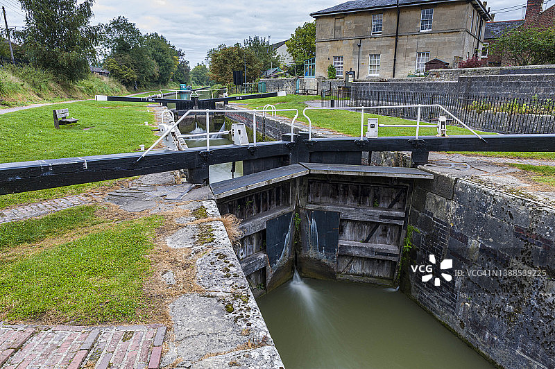 英国威尔特郡迪韦齐斯凯恩山船闸，肯尼特和埃文运河的闸门图片素材