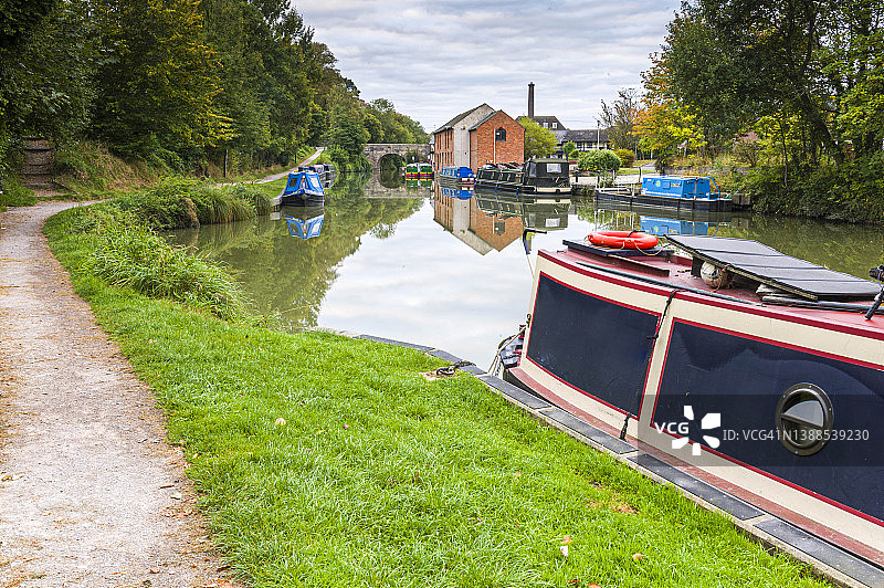 德维泽斯码头，德维泽斯，威尔特郡，英格兰，英国。2014年9月27日。德维泽斯码头上的窄船图片素材