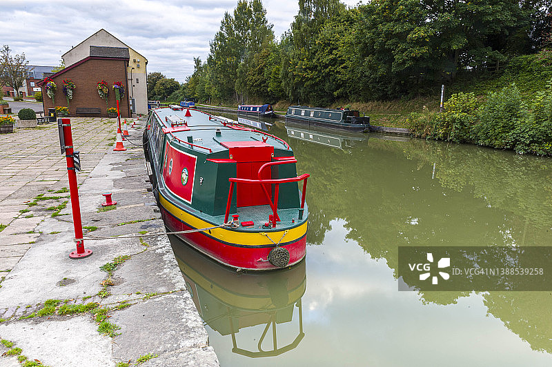 德维泽斯码头，德维泽斯，威尔特郡，英格兰，英国。2014年9月27日。德维泽斯码头上的窄船图片素材