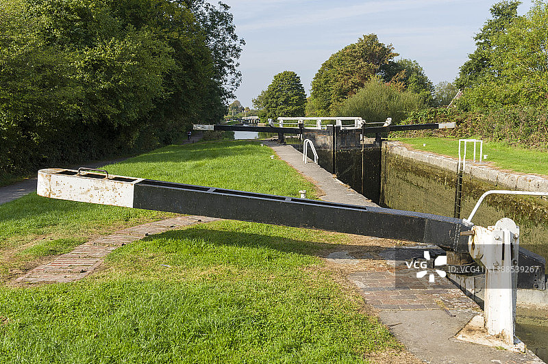 英国威尔特郡迪韦齐斯凯恩山水闸，凯内特和埃文运河上的水闸闸门图片素材