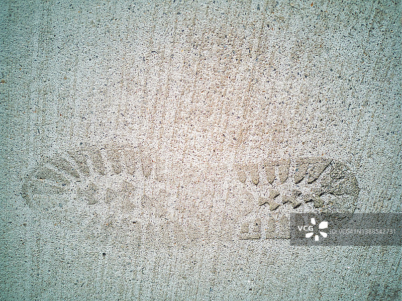 水泥地上的脚印图片素材