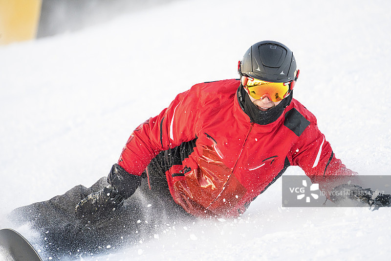 男人在滑雪板上滑下雪坡图片素材
