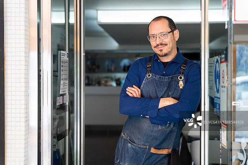 服务员在店门口自豪地摆姿势图片素材