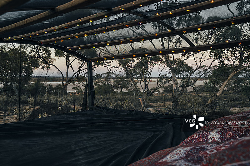 澳大利亚灌木丛中的豪华露营纱网帐篷图片素材